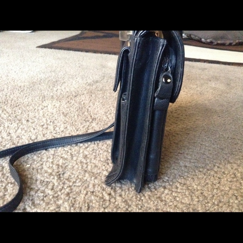 Benchmade Genuine Leather Crossbody Shoulder bag - Picture 3 of 8